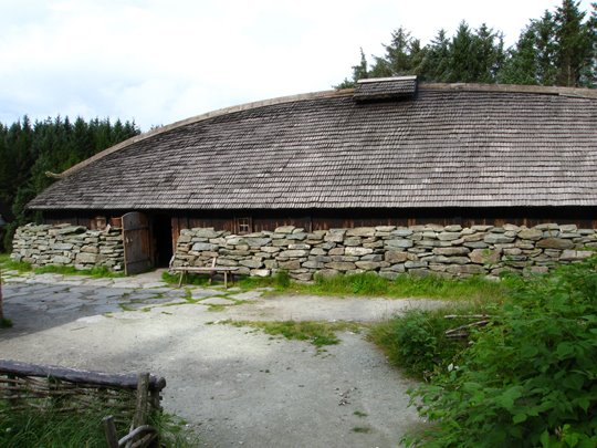 Another Viking Age replica of a Norse longhouse at Avaldsnes. Image source: www.turn23.blogspot.ca